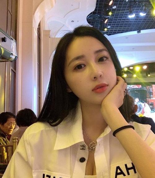 空姐吃瓜娱乐,空姐揭秘娱乐圈幕后吃瓜趣事  第2张